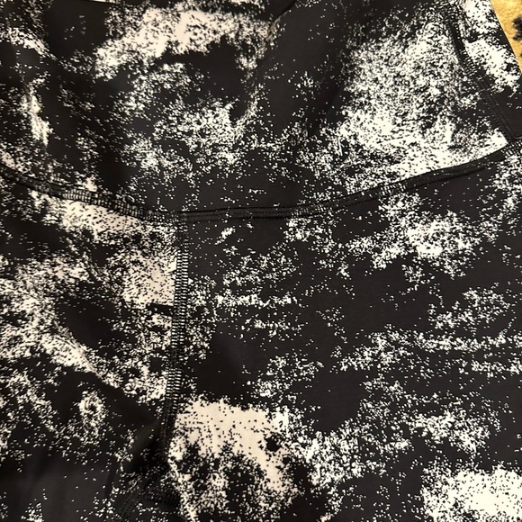 Lululemon Wunder Under HR Tight 25" Black & White Spray Paint - Used Size 6 - Picture 4 of 4